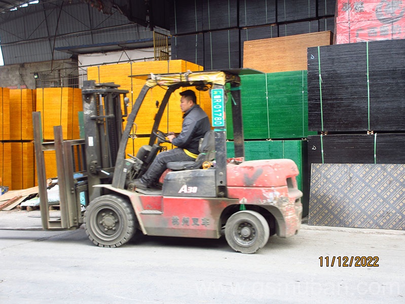 **發(fā)30車建筑模板，怪獸木業(yè)勁爆的**